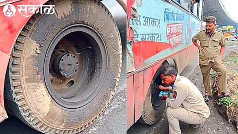 Nashik - Nandurbar bus rear left wheel missing six out of eight nutbolts. Bus driver installing wheel with new nutbolt.