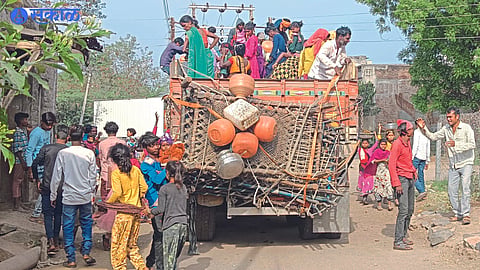 tribal laborers who had migrated for employment for last 5 to 6 months now started returning to village nandurbar news