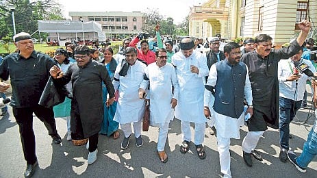 Rahul Gandhi : संसदेत विरोधकांचा काळा दिवस