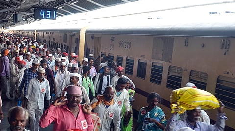 Farmers who arrived by train after the suspension of the Long March