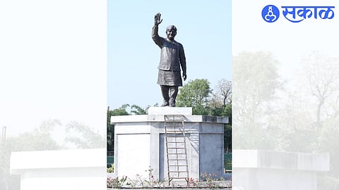 A 16-feet full-length bronze statue of the people's leader Gopinath Munde erected at Nandurshingote.