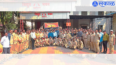Chief Engineer of Power Distribution Company Deepak Kumthekar and other engineers present with Janamitra on the occasion of Lineman's Day