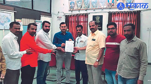Officials of Congress Committee giving a statement to Tehsildar Eknath Bangale on behalf of Taluka Congress.
