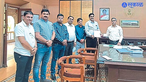 Dhananjay Bele, Govind Jha, Ravindra Zope, Rajendra Vadnere, Srikant Patil, Hemant Khond etc. while giving a statement to the Collector.
