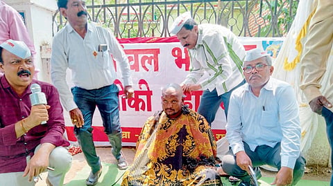 आठ जणांना जिल्हाधिकारी कार्यालयासमोर मुंडन आंदोलन 