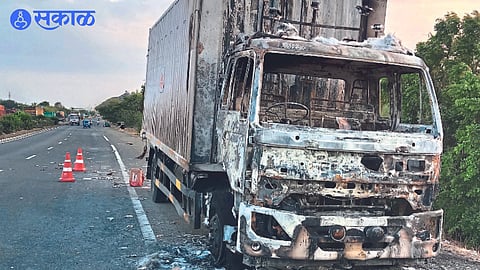 Eicher container was burnt on  Mumbai Agra highway dhule news