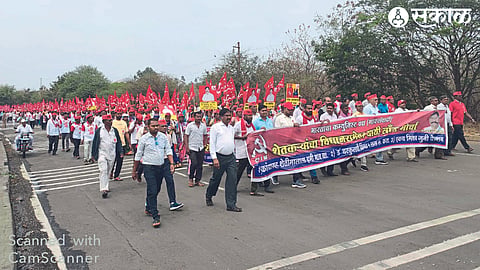 Due to the historical long march of the farmers, the march came to the area of ​​Gonde-Wadiwhe on the Mumbai-Agra highway.