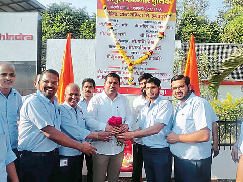 Officials felicitating Shinde group's Praveen Tidme at the unveiling of the Igatpuri Labor Union nameplate.
