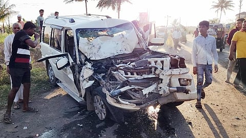  sugarcane truck and Scorpio car accident Five people were injured pune