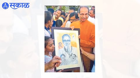 Naushin Manyar gifting a painting to Uddhav Thackeray.

