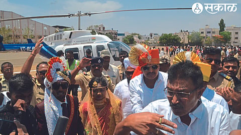 Bandukaka Bachhao, Kamalakar Pawar etc. while welcoming the bride and groom from the tribal community who got off from the helicopter at the ground of Masaga college.