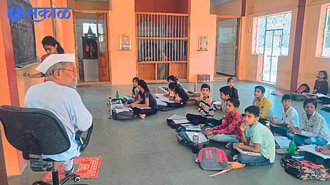 Pandurang Patil teaching school students at Panchpraneswar temple.
