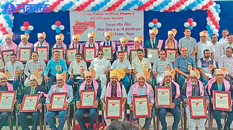 Prof Iqbal Mirza Honored with Sports Life Award jalgaon news