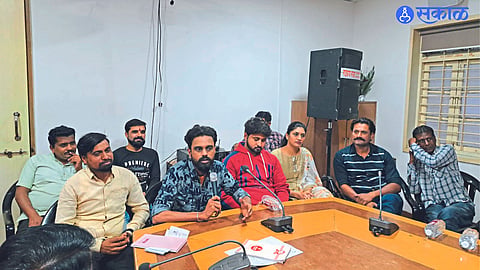 Ghanshyam Pawar, Rajat Gawli, Saili Patil, Jeevan Mahire along with Mohan Ghongde giving information about the movie 'Jaitar'.
