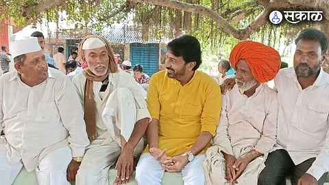 Kiran Mane shared post about village old people and their gossiping and mobile addicted new generation