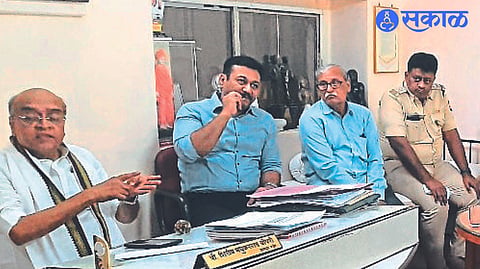 While guiding a joint meeting of truck transporters, banana growers and RTO officials MLA Shirish Chaudhary, Deputy Regional Transport Officer Shyam Lohi, Dr. Suresh Patil and Transporters.
