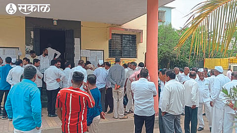 A crowd of candidates and supporters gathered on Thursday during the retreat of Bazar Committee elections.