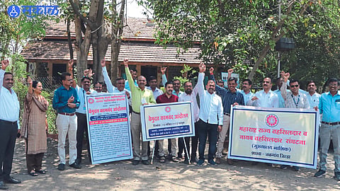 Tehsildar office work stopped due to Tehsildar Naib Tehsildar went on indefinite strike 