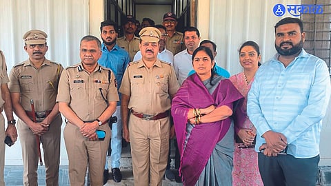 Police Commissioner Ankush Shinde, MLA Seema Hire etc. while inspecting the police post.
