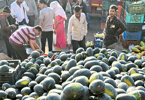 फळांच्या मागणीत आणि भावात दहा टक्के वाढ