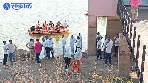 Ongoing search for missing youth by boat in Lake Nakane.
