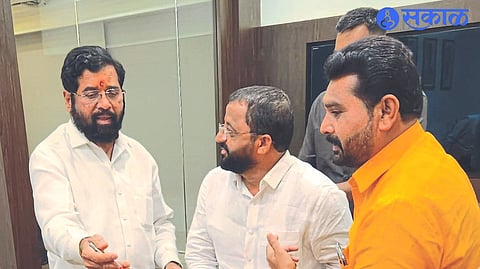 Shiv Sena District Chief Manoj More while giving a statement to Chief Minister Eknath Shinde

