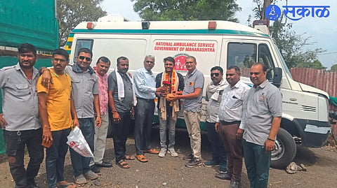 Officials and drivers felicitating ambulance driver Nitin Jadhav for his honesty
