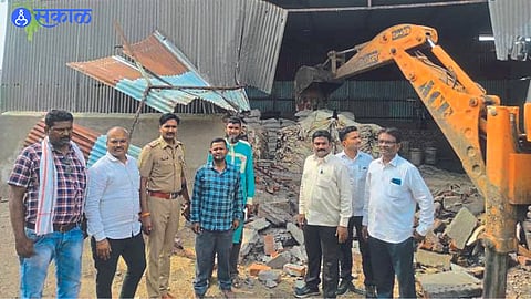 A team of police and municipal corporation while breaking godown by JCB and confiscating leather stock
