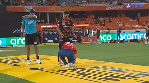 David Warner Touches Bhuvneshwar Kumar Feet Heartwarming 