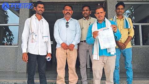Office bearers and members of Birsa Fighters with a statement.
