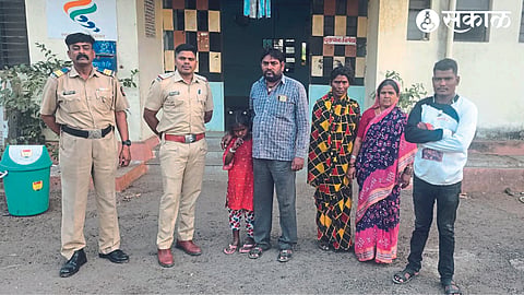 Police officers and staff while handing over the girl to her parents who were found with the help of social media and police.