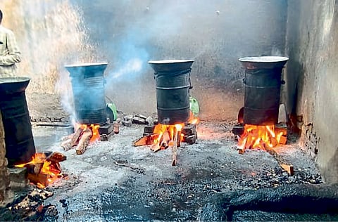 तीन हातभट्ट्यांवर स्थानिक गुन्हे 