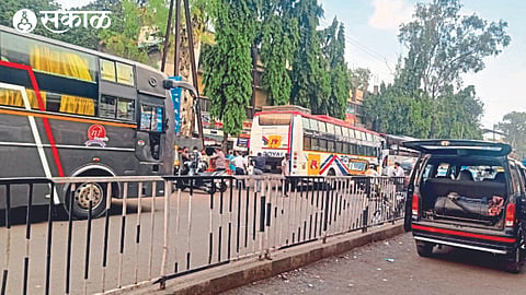 An ambulance stuck by a private bus on the way to Dr. Zakir Hussain Hospital.