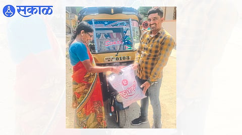 Rickshaw driver Muffujar Mansuri handing over the market bag bought by Anusaya Vaishnav
