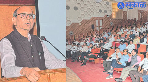 While guiding the experts in the field of education, Vice-Chancellor Prof. V. L. Maheshwari.
