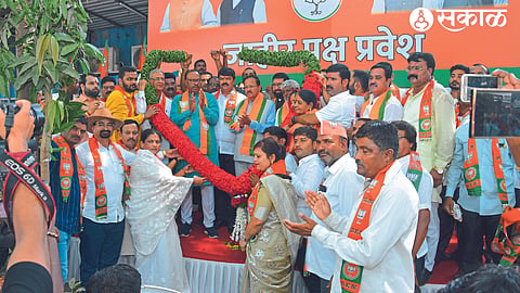 State President Chandrasekhar Bawankule welcoming former People Appointed Mayor Sunil More after joining BJP along with hundreds of supporters.