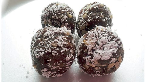 Khajoor Ladoo