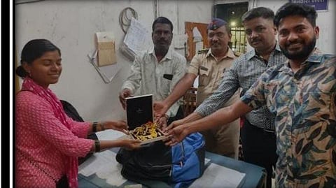 bag with jewelry worth three lakhs returned to passenger Churchgate Railway Police mumbai
