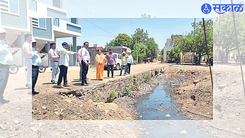 Dhule: Pratibha Chaudhary while inspecting the status of drain cleaning in the city. Neighbor Devidas Tekale and staff.
