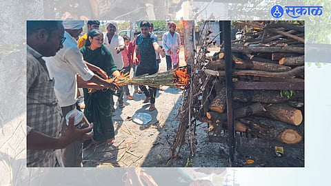 Kusumba: Suvarna Bhadane, the Sarpanch of Ajang, while giving fire to his mother.