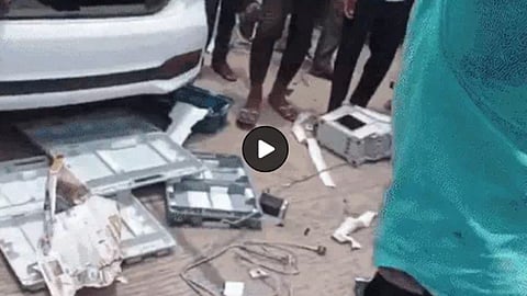 karnataka election people broke 2 evms and vvpat over rumours of EVM was found in a BJP MLA Car 