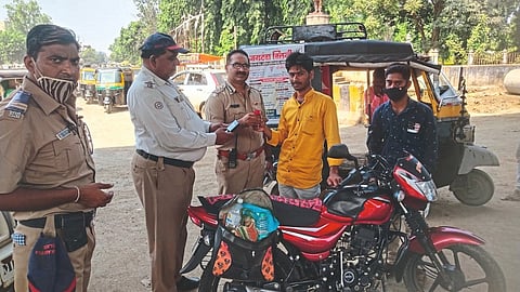 वाहतूक पोलिसांची गांधीगिरी; चालकांना दिले गुलाब 