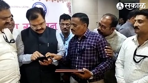 Education Commissioner Suraj Mandre while launching Prakash Chavan's Smart Education FLN app at the National Education Conference organized by Kritishil Shiksha.