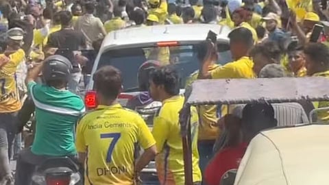 MS Dhoni DC vs CSK Team Bus VIDEO 