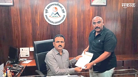 Dhule: Nagsen Borse giving a statement to Devidas Tekale on the housing issue.