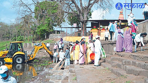 Officials and employees of Zilla Parishad cleaning the banks of Godavari river at Lakhalgaon in Nashik taluka