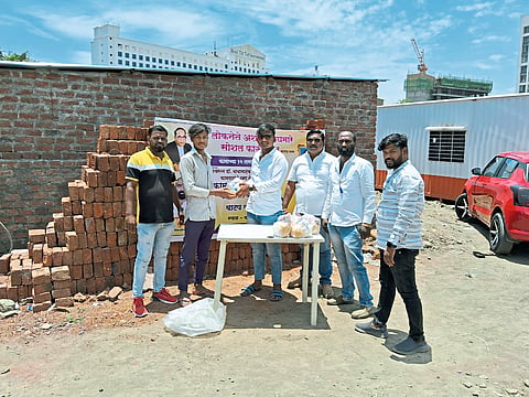 महापुरुषांच्या पुस्तकाचे संचचे वाटप