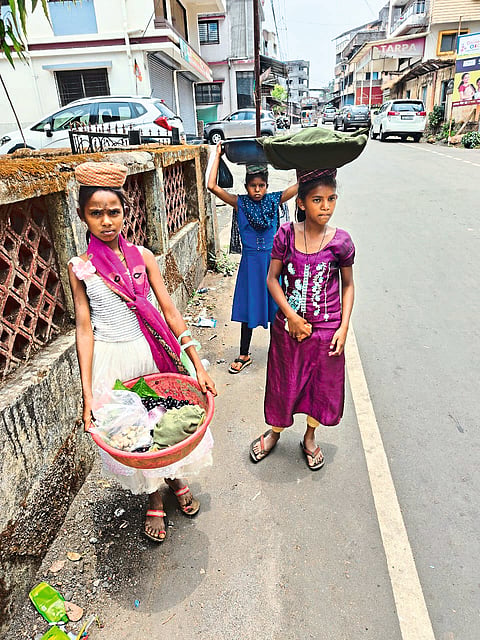 उदरनिर्वाहासाठी चिमुकल्यांचा हातभार