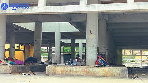 As only vendors are not sitting in the Ganeshwadi vegetable market building, beggars and vagrants have taken over the building.
