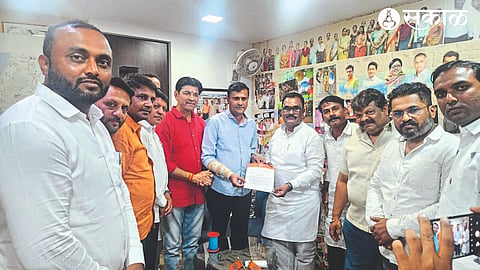 Sandeep Deshpande handing over the instructions of the chairmanship to the former chairman of the standing committee, Salim Shaikh.